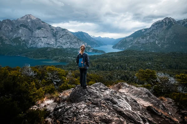 Kobieta Turysta Stoi Cieszy Się Widokiem Dolinę Punktu Widzenia Patagonia — Zdjęcie stockowe