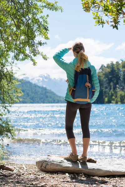 Woman Hiker Stands Coast Lake Mountains Background Lake District Argentina — Stock Photo, Image