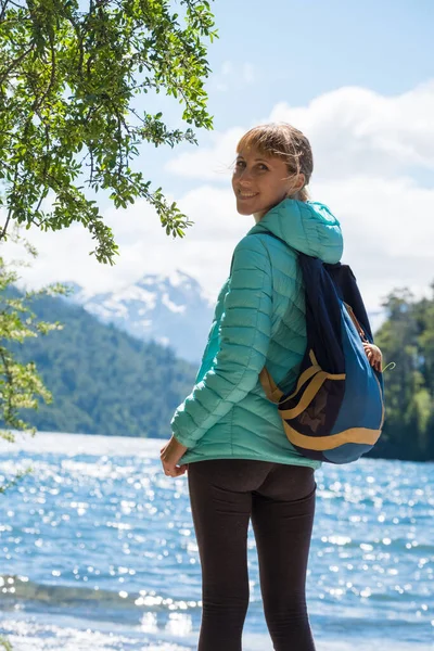 Femme Randonneuse Dresse Sur Côte Lac Avec Des Montagnes Sur — Photo