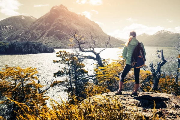 Kvinnlig Vandrare Står Kusten Sjön Och Har Utsikt Över Bergen — Stockfoto