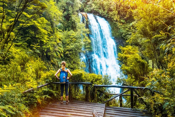 Женщина Турист Наслаждается Видом Водопад Точки Зрения Окруженной Пышными Лесами — стоковое фото