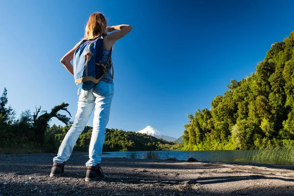 Kobieta Turysta Korzysta Wulkanu Widok Brzegu Jeziora — Zdjęcie stockowe