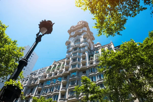 Güneşli yaz gününde Buenos Aires 'teki binalar. Arjantin