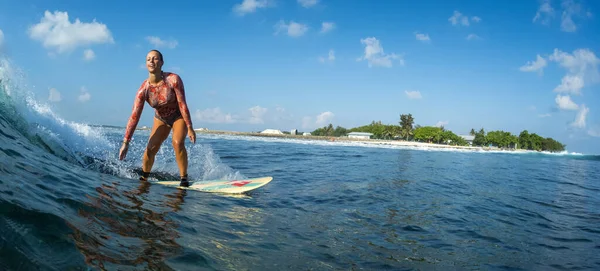 Glücklicher Surfer Reitet Auf Der Meereswelle Und Lächelt Perfekter Sonniger — Stockfoto