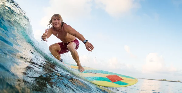 Joven Surfista Monta Olas Oceánicas Muestra Signo Shaka Deporte Extremo — Foto de Stock