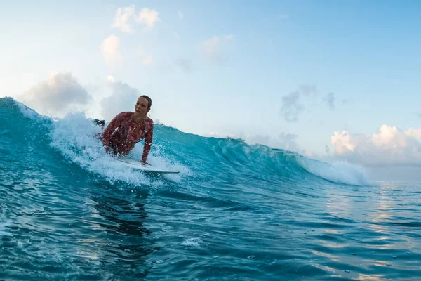 Mulher Surfista Começa Montar Onda — Fotografia de Stock