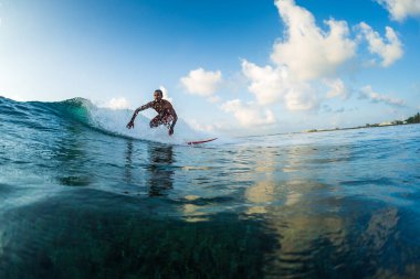 Sörfçü dalgada sörf yapar. Ekstrem spor ve aktif yaşam tarzı konsepti