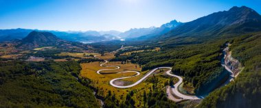 Eğri asfalt yol boyunca uzanan dağların hava manzarası. Carretera Austral yolu Cerro Castillo Ulusal Parkı yakınlarında. Şili