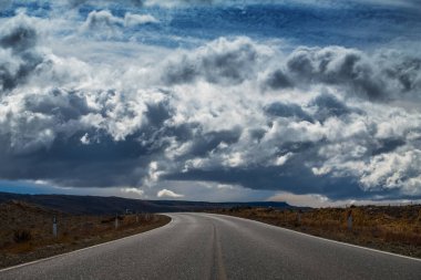 Asfalt yol ve bulutlu gökyüzü