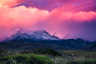 Gün doğumunda dağlar ve yağmurlu bulutlar. Los Glaciares Ulusal Parkı, El Chalten kasabası ve Fitz Roy Dağı, Arjantin