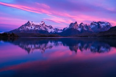 Torres del Paine Ulusal Parkı. Pehoe Gölü 'nden gün doğumu. Şili
