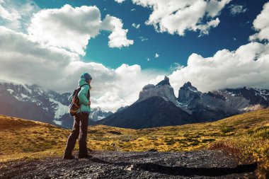 Torres del Paine Ulusal Parkı 'nda yürüyüş yapan yürüyüşçü.