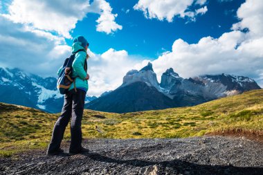 Torres del Paine Ulusal Parkı 'nda yürüyüş yapan yürüyüşçü.