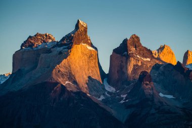 Gün doğumunda Cuernos Kuleleri. Torres del Paine Ulusal Parkı, Şili