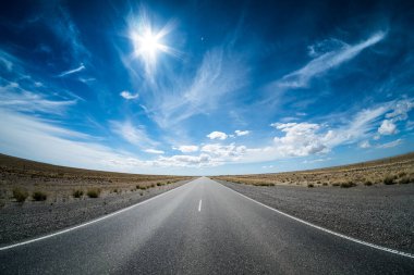 Çölde asfalt yol ve bulutlu gökyüzü. 3. Yol (Ruta 3) Arjantin pampası boyunca.