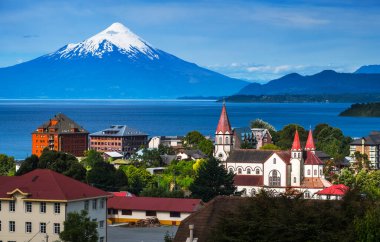 Arkasında Osorno volkanı olan Puerto Varas şehri. Şili