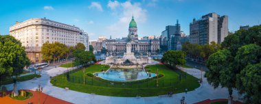 Buenos Aires 'in Panorama' sı. Güneşli bir günde, Congreso yakınlarındaki meydanın hava manzarası. Arjantin