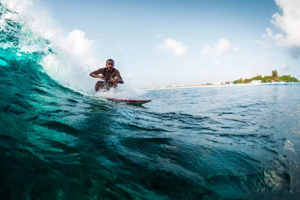 Jovem Monta Onda Oceano Esporte Extremo Conceito Estilo Vida Ativo — Fotografia de Stock