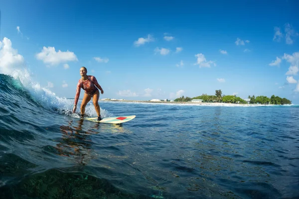 Lady Surfer Βόλτες Τέλειο Κύμα Ωκεανό Τροπικό Νησί Στο Παρασκήνιο — Φωτογραφία Αρχείου