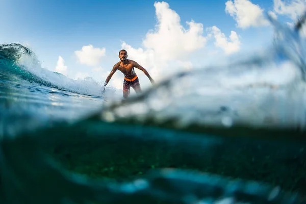 サーファーが波に乗る 極端なスポーツとアクティブなライフスタイルの概念 — ストック写真