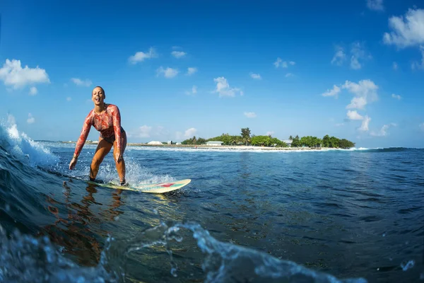 Gelukkige Surfer Rijdt Heldere Oceaan Golf Glimlacht Camera — Stockfoto