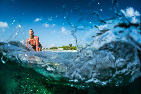 Szczęśliwy Surfer Jedzie Czystą Falą Oceanu Uśmiecha Się Kamery Rozszczepiony — Zdjęcie stockowe