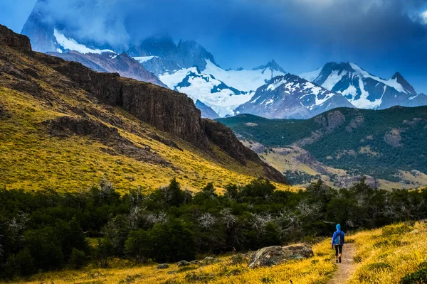 Senderista Camina Por Sendero Con Montañas Fondo Patagonia Argentina — Foto de Stock