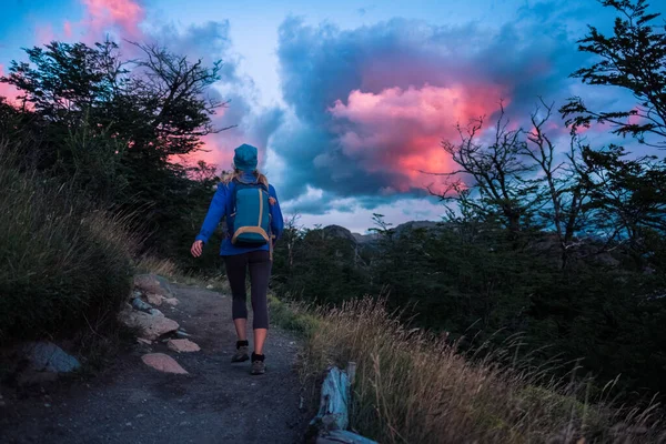 Wandelaar Wandelingen Het Bergpad Tijdens Heldere Kleurrijke Zonsopgang — Stockfoto