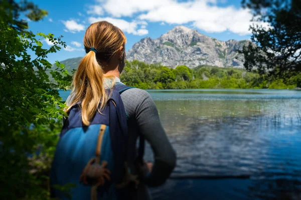 Kvinna Vandrare Står Nära Sjön Med Berg Och Åtnjuter Naturlig — Stockfoto