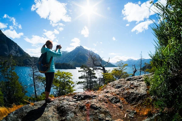 Femme Randonneuse Prend Des Photos Une Vallée Avec Lac Montagnes — Photo