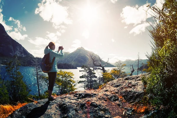 Жінка Турист Фотографує Долину Озерами Горами Патагонія Аргентина — стокове фото