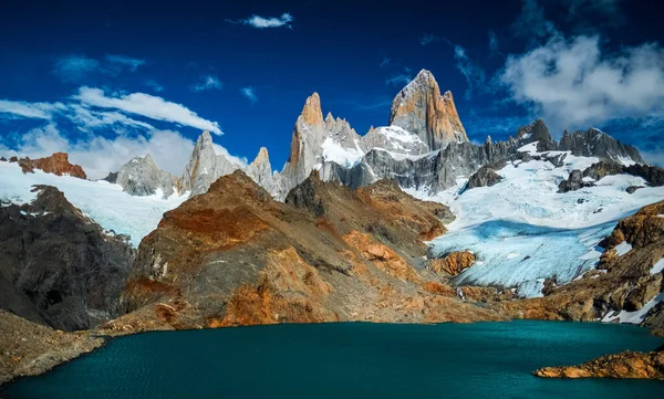 Góra Fitz Roy Słoneczny Dzień Chmurami Niebie Argentyna — Zdjęcie stockowe