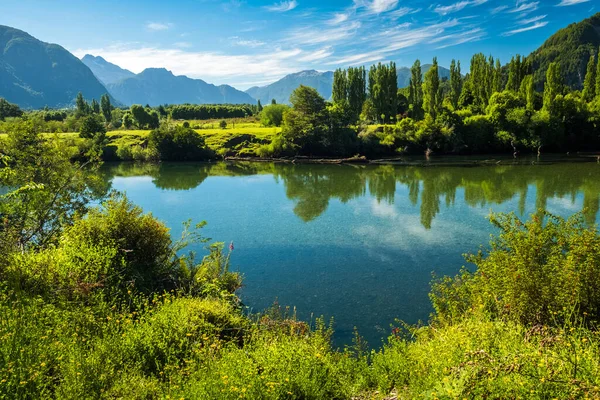 Folyó Tiszta Vízzel Zöld Tengerparttal Fákkal Puerto Aysen Városához Közeli — Stock Fotó