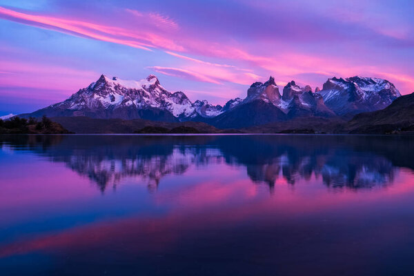Национальный парк Торрес-дель-Пейн. Восход солнца из озера Пехо. Чили
