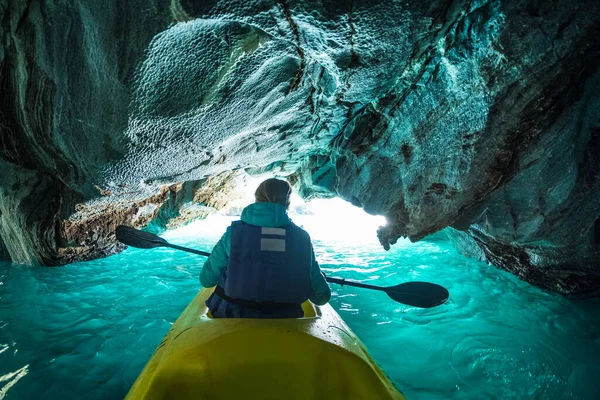 Femme Explore Des Grottes Avec Kayak — Photo