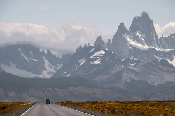 Coche Mueve Una Carretera Asfalto Con Montañas Fondo Pico Fitz — Foto de Stock
