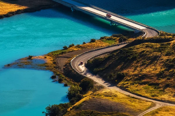 Дві Машини Перетинають Блакитну Річку Мосту Чилі — стокове фото