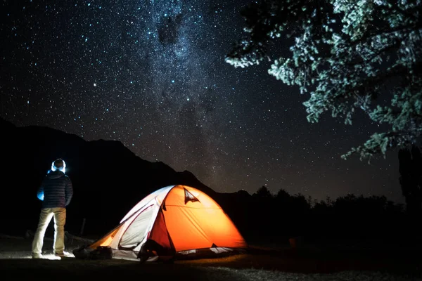 Hiker Stands Tent Enjoys Night Starry Sky — Stock Photo, Image