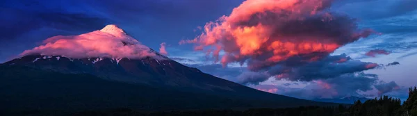 Kilátás Vulkán Osorno Naplementekor Nagy Felhő Chile — Stock Fotó