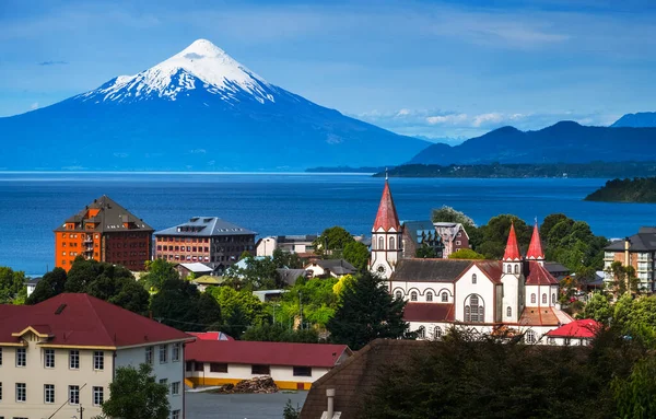 Ciudad Puerto Varas Con Volcán Osorno Fondo Chile — Foto de Stock