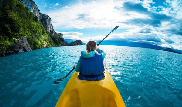 女性はターコイズブルーの水で湖でカヤックを漕ぐ チリのパタゴニア — ストック写真