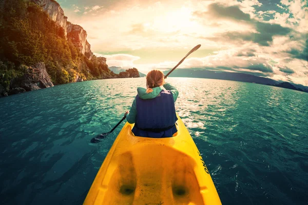 Жінка Веслує Озері Каяком Бірюзовою Водою Патагонія Чилі — стокове фото