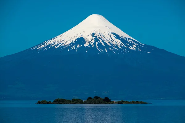 奥索尔诺火山和湖上的岛屿智利 — 图库照片
