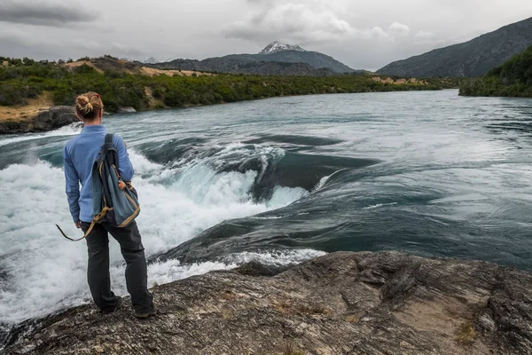 Wanderin Steht Mächtigen Fluss Baker Chile — Stockfoto