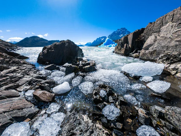 Trozos Hielo Flotando Cerca Costa Rocosa Glaciar Grey Parque Nacional —  Fotos de Stock