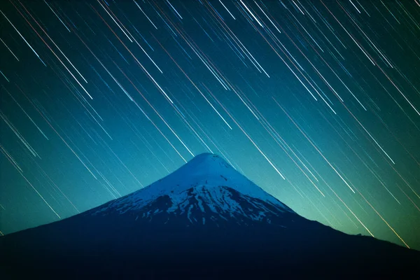 Volcán Osorno Cielo Nocturno Con Senderos Estrellados Patagonia Chile — Foto de Stock