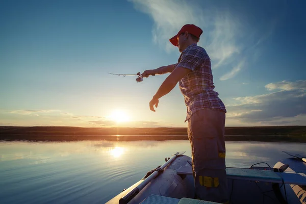 Άνθρωπος Που Ψαρεύει Μια Λίμνη Από Μια Βάρκα Στο Ηλιοβασίλεμα — Φωτογραφία Αρχείου