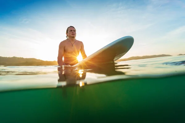 Joven Surfista Espera Una Ola Línea Amanecer —  Fotos de Stock