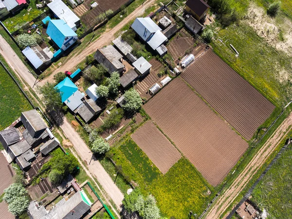 春の庭とフィールドを持つロシアの村の空中ビュー — ストック写真