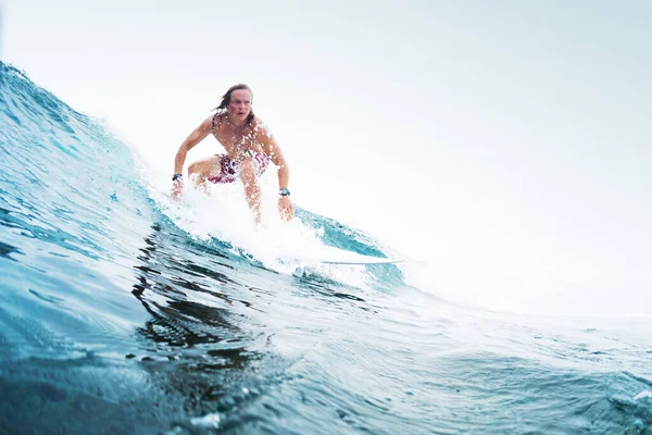 Jovem Surfista Monta Onda Trópicos — Fotografia de Stock